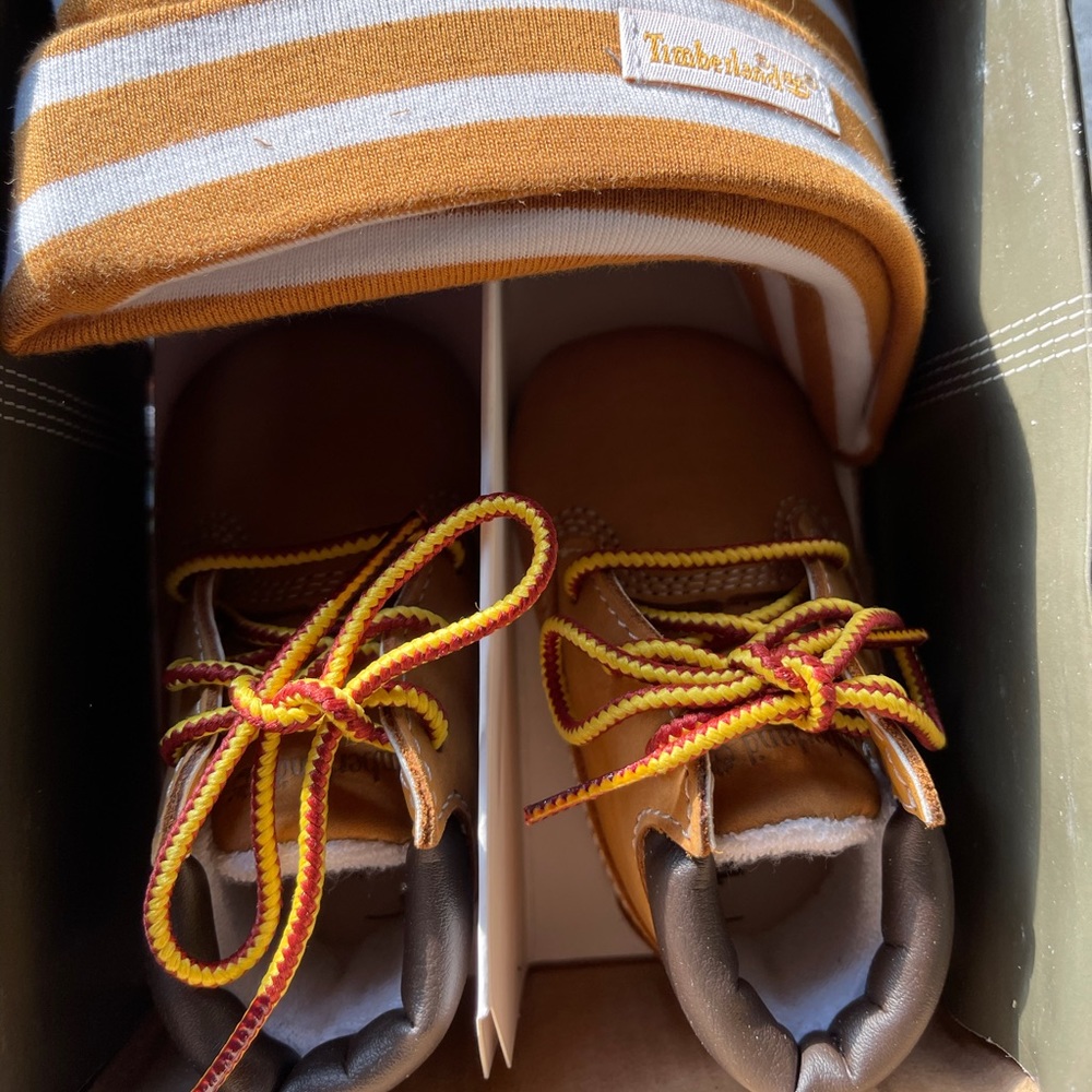 💯 Brand New baby timberland with matching hat